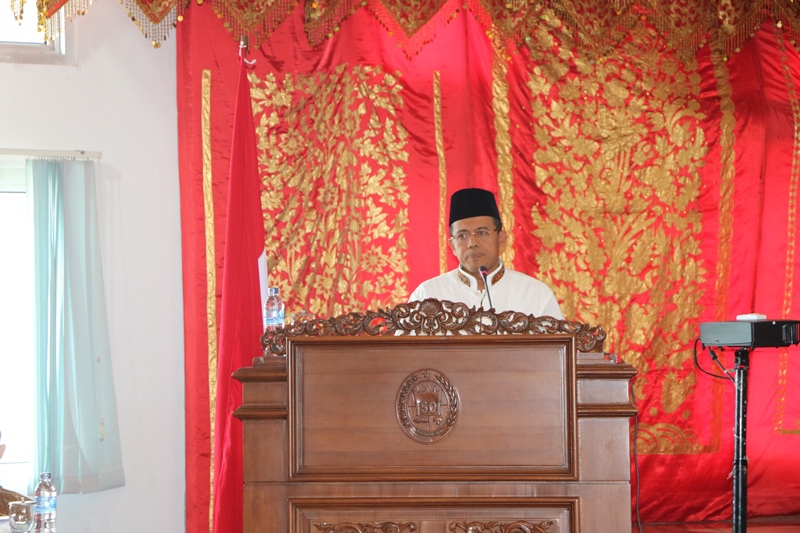 Prof Drs Ganefri M.Pd, PH.d  memberikan sambutan dalam sidang paripurna DPRD peringatan hari jadi 176